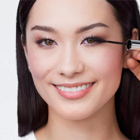 Application du mascara Tubing Clinique sur les cils