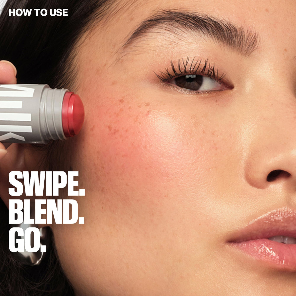 Application du Milk Makeup Lip + Cheek Stick sur la joue