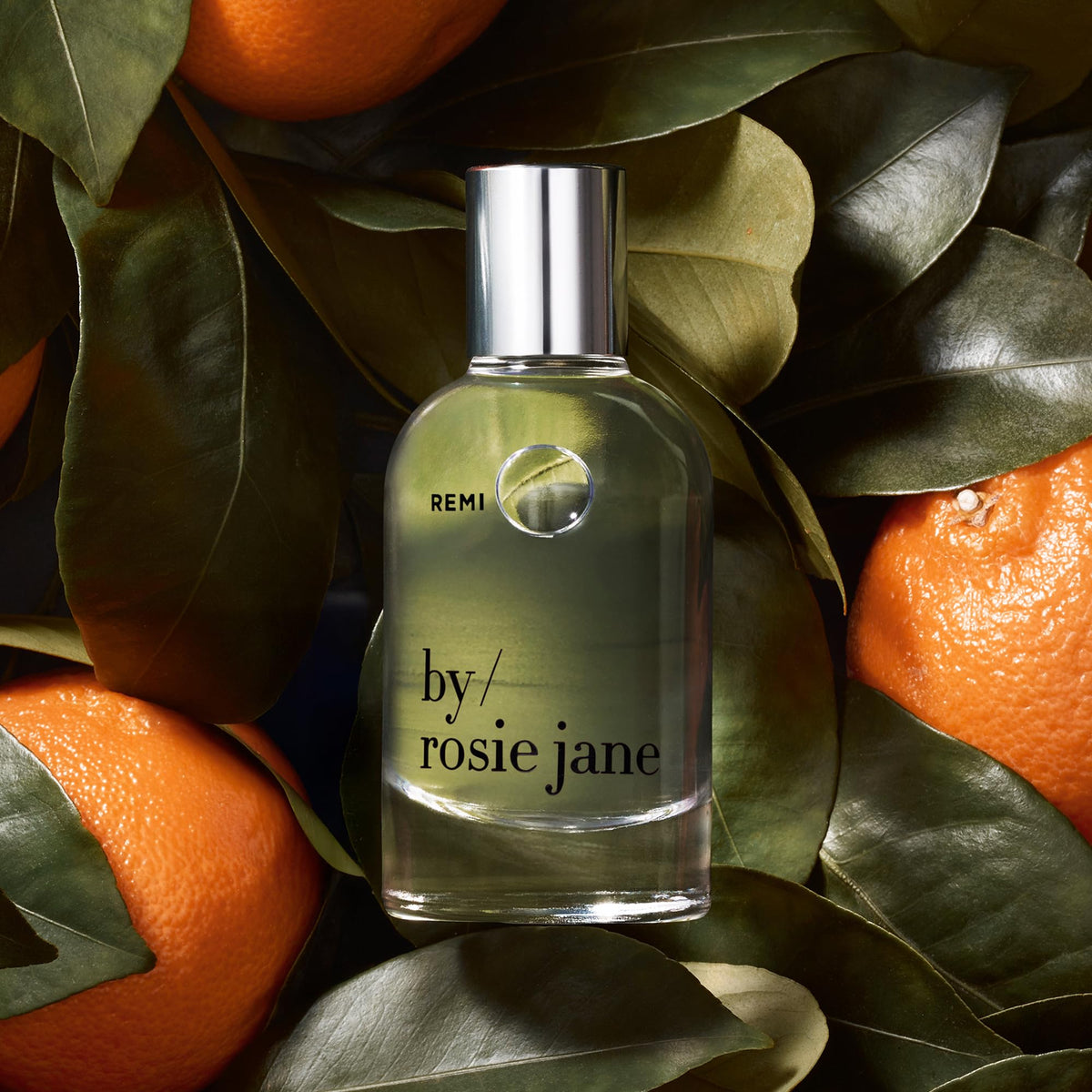 Application du parfum By Rosie Jane sur la peau