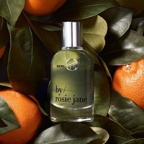 Application du parfum By Rosie Jane sur la peau