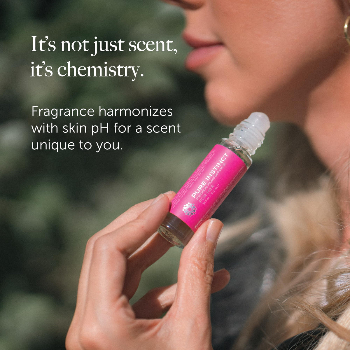 Application du parfum pheromone sur la peau avec le roll-on