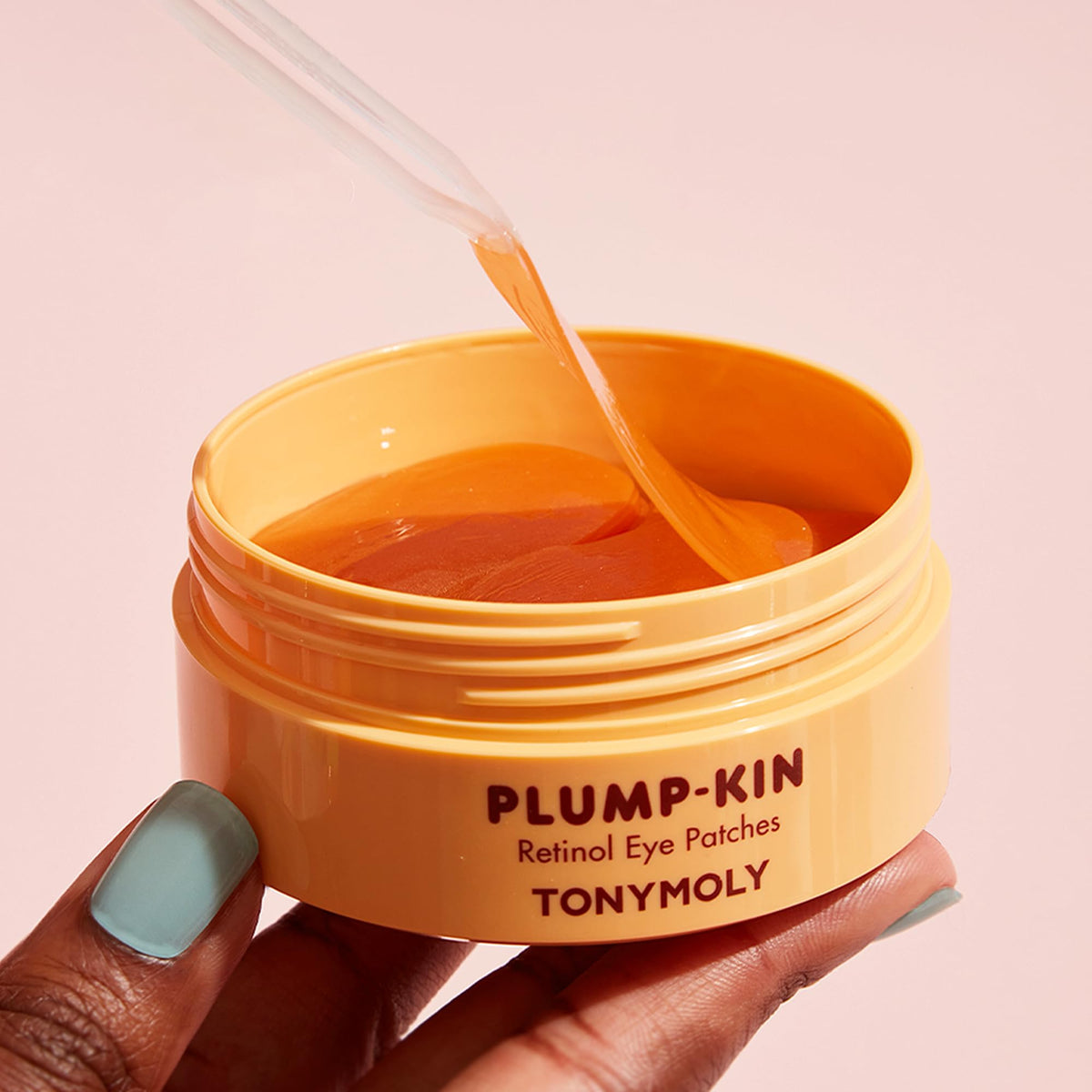 Application du patch contour des yeux TONYMOLY sur un modèle