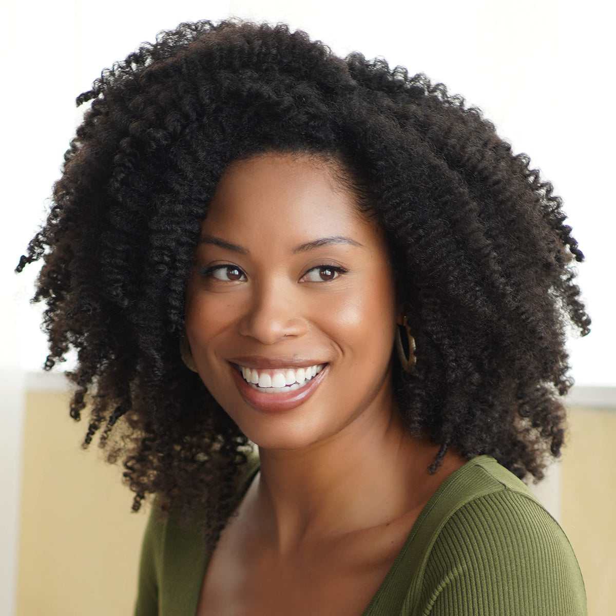 Application du pré-shampoing African Pride sur des cheveux