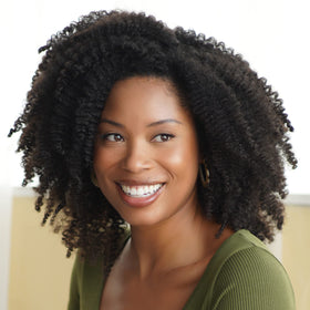 Application du pré-shampoing African Pride sur des cheveux