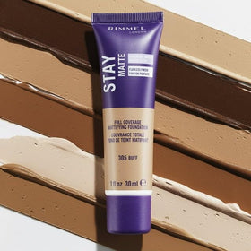 Application du Rimmel Stay Matte Mousse sur le visage