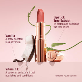 Application du rouge à lèvres Charlotte Tilbury sur des lèvres