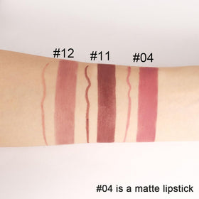 Application du rouge à lèvres Kaely sur des lèvres avec une couleur vibrante