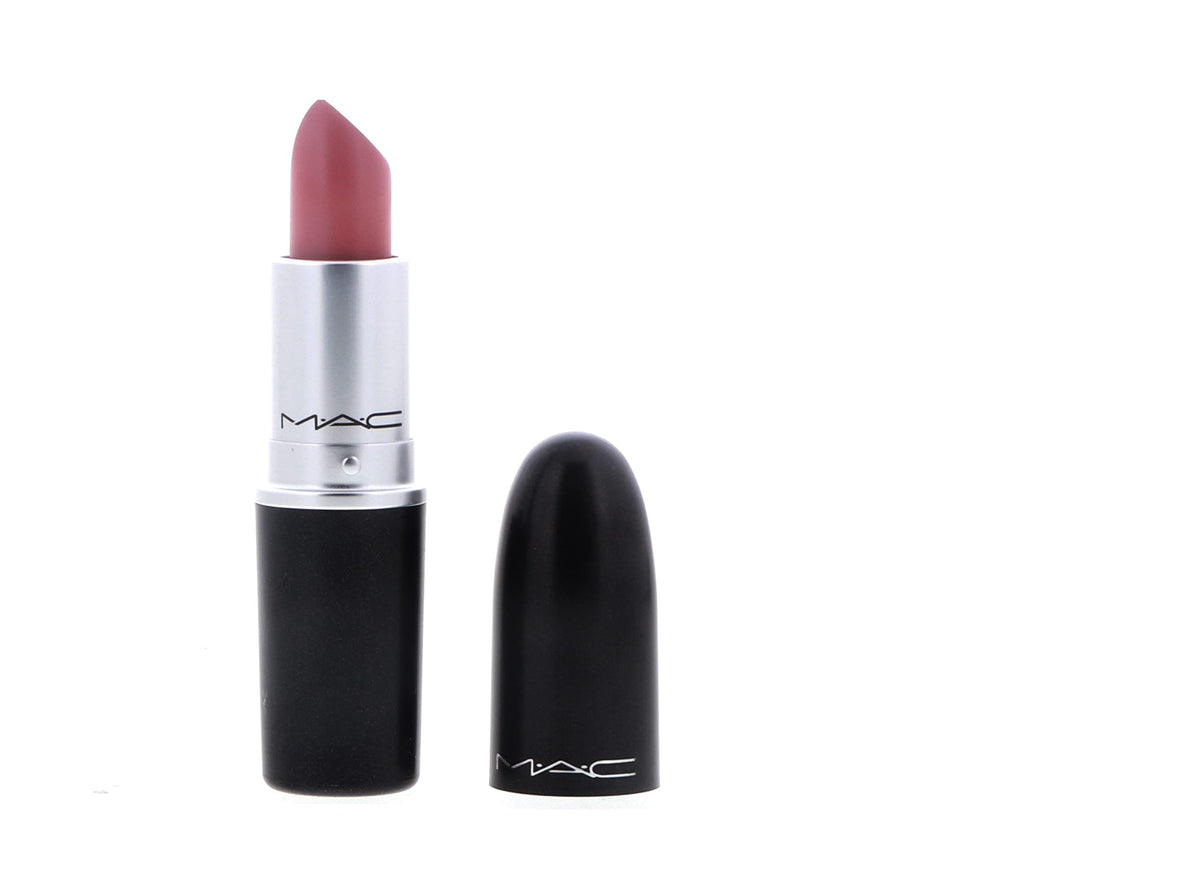 Application du rouge à lèvres MAC Kinda Sexy sur les lèvres
