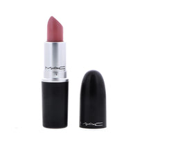 Application du rouge à lèvres MAC Kinda Sexy sur les lèvres