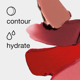 Application du Rouge à Lèvres Sculptant Clinique sur les lèvres