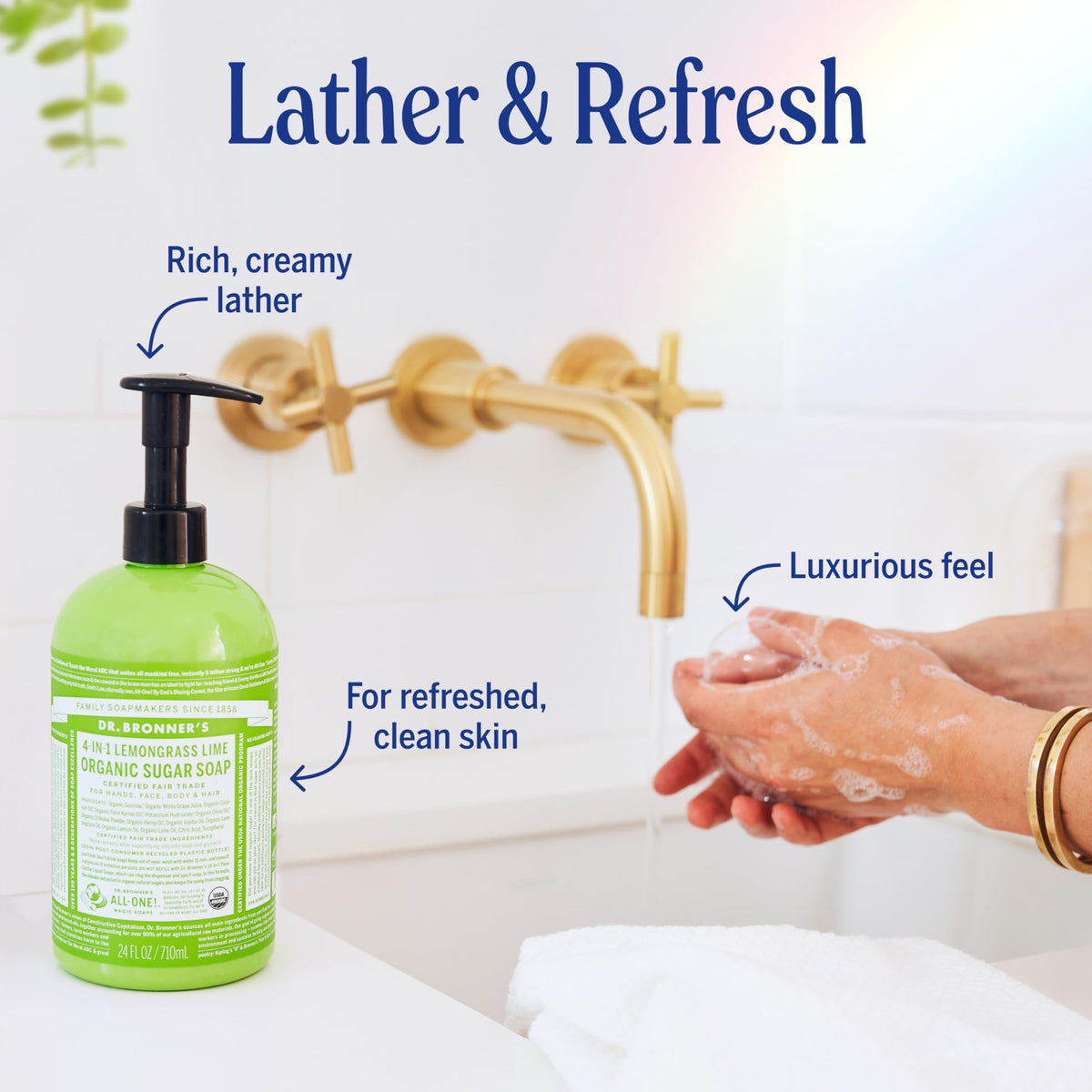 Application du savon sur la main avec mousse