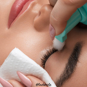 Application du Shampoo à Bulles LBLA BEAUTY sur des cils