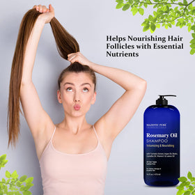 Application du shampooing à l'Huile de Romarin sur des cheveux