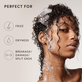 Application du Shampooing Hydratant OUAI sur cheveux