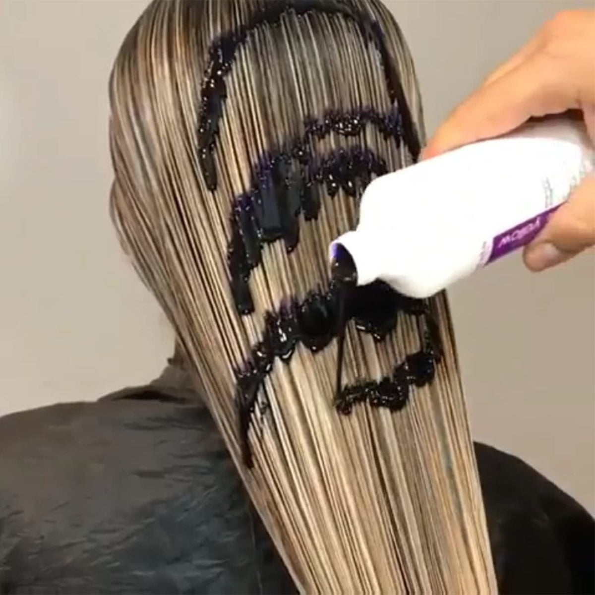 Application du Shampooing No Yellow sur cheveux