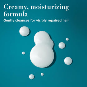 Application du shampooing OGX sur cheveux mouillés