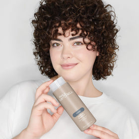 Application du shampooing Paul Mitchell Awapuhi sur des cheveux