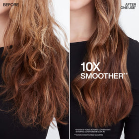 Application du shampooing Redken Acidic Bonding sur cheveux abîmés