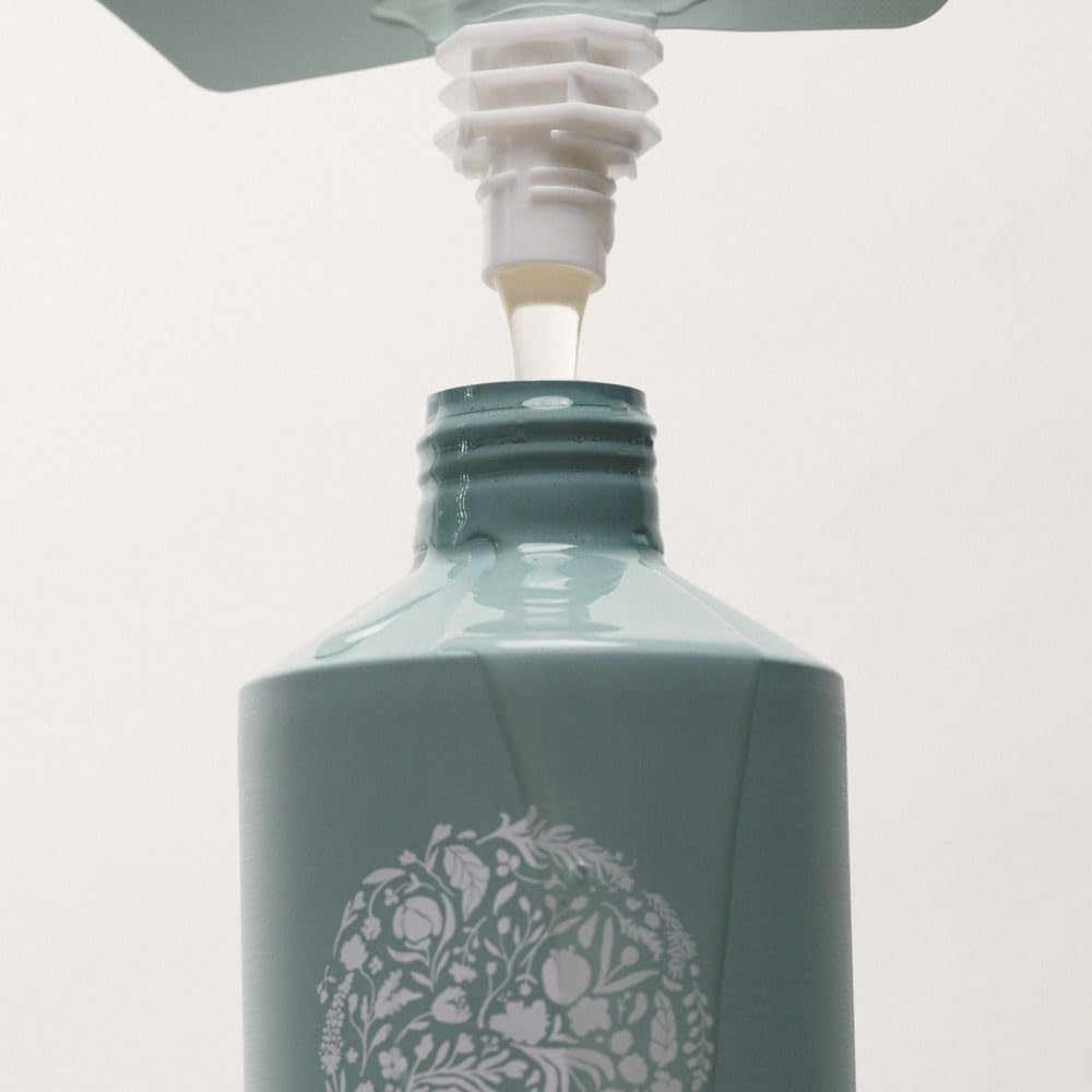 Application du shampooing RŌZ sur des cheveux mouillés