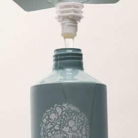 Application du shampooing RŌZ sur des cheveux mouillés
