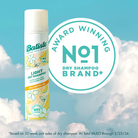 Application du shampooing sec Batiste sur les cheveux
