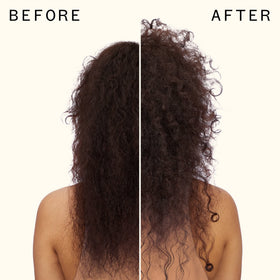 Application du spray Amika sur des cheveux décontractés