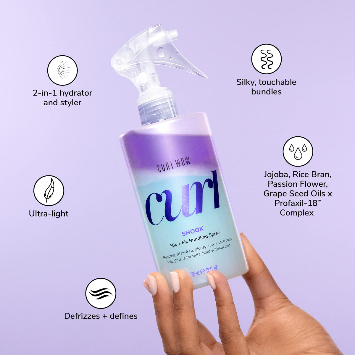 Application du spray COLOR WOW Curl Wow Shook sur des boucles