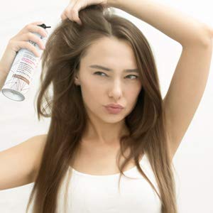 Application du spray de retouche racines sur cheveux