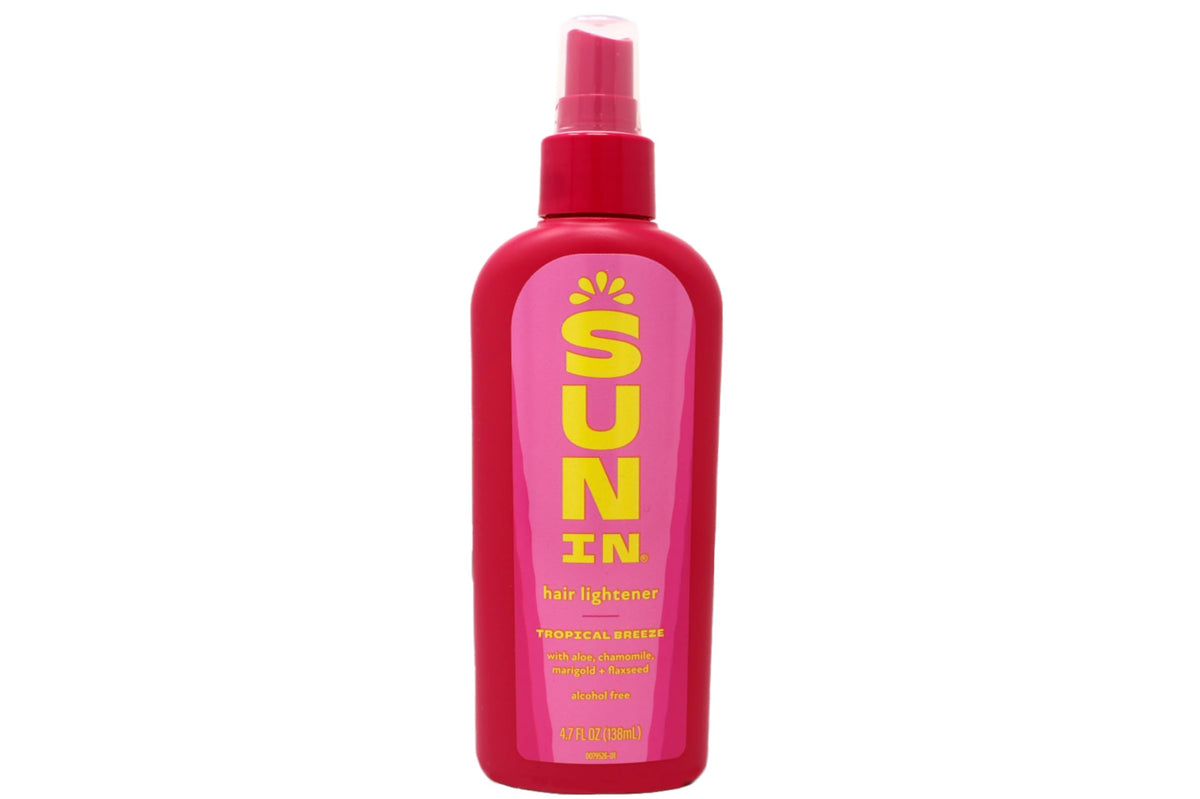 Application du spray éclaircissant sur des cheveux blonds