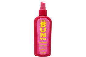 Application du spray éclaircissant sur des cheveux blonds