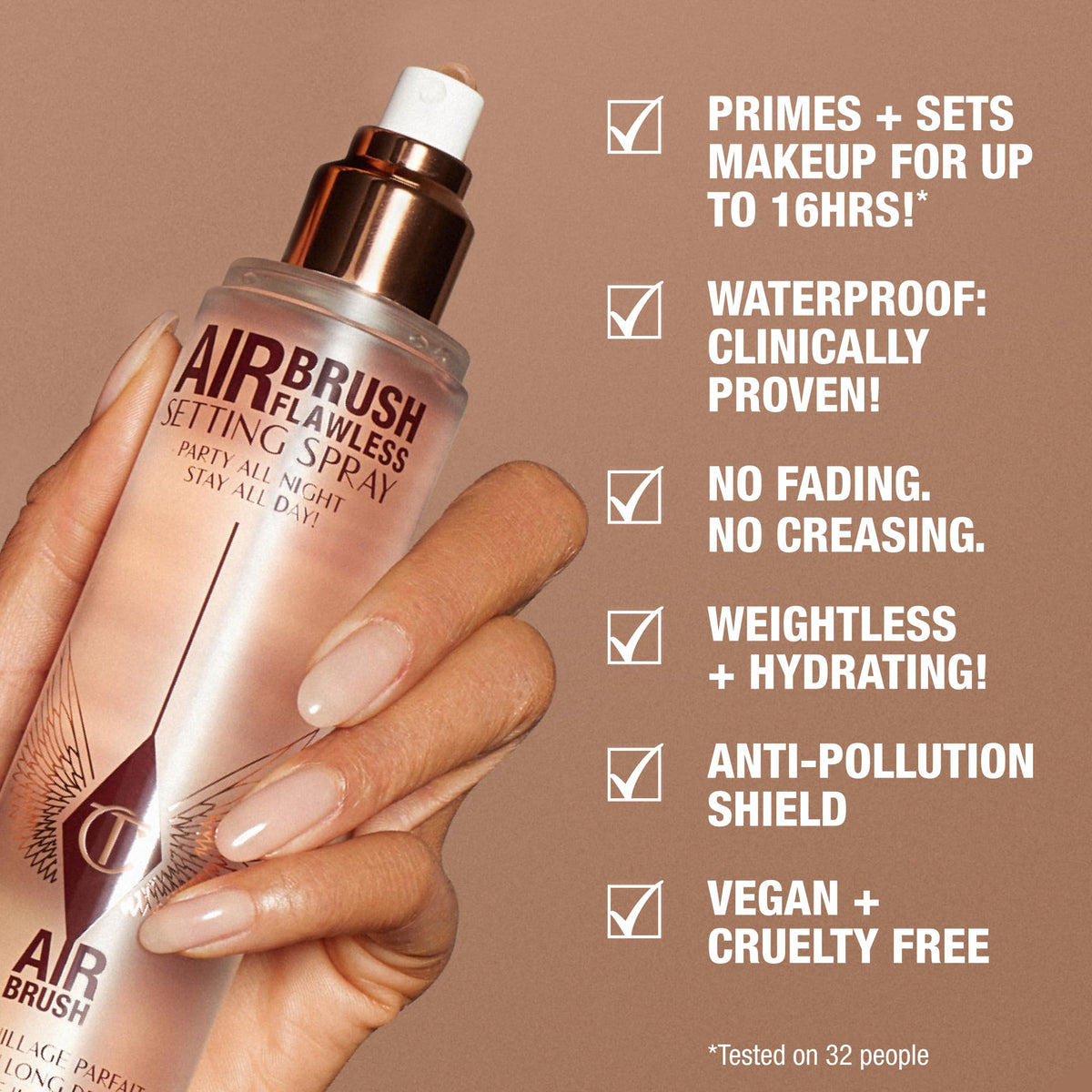 Application du spray fixateur Charlotte Tilbury sur le visage