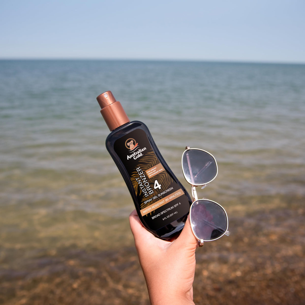 Application du Spray Gel Solaire Australian Gold sur la peau