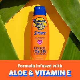 Application du spray solaire Banana Boat sur la peau