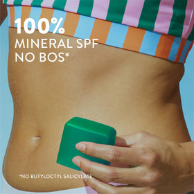 Application du spray solaire minéral Native sur la peau