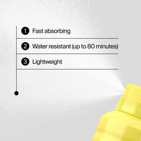 Application du spray solaire Neutrogena sur la peau