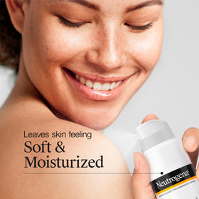 Application du spray solaire sur la peau
