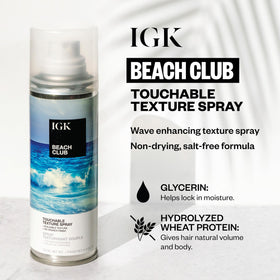 Application du spray texturant IGK sur cheveux humides