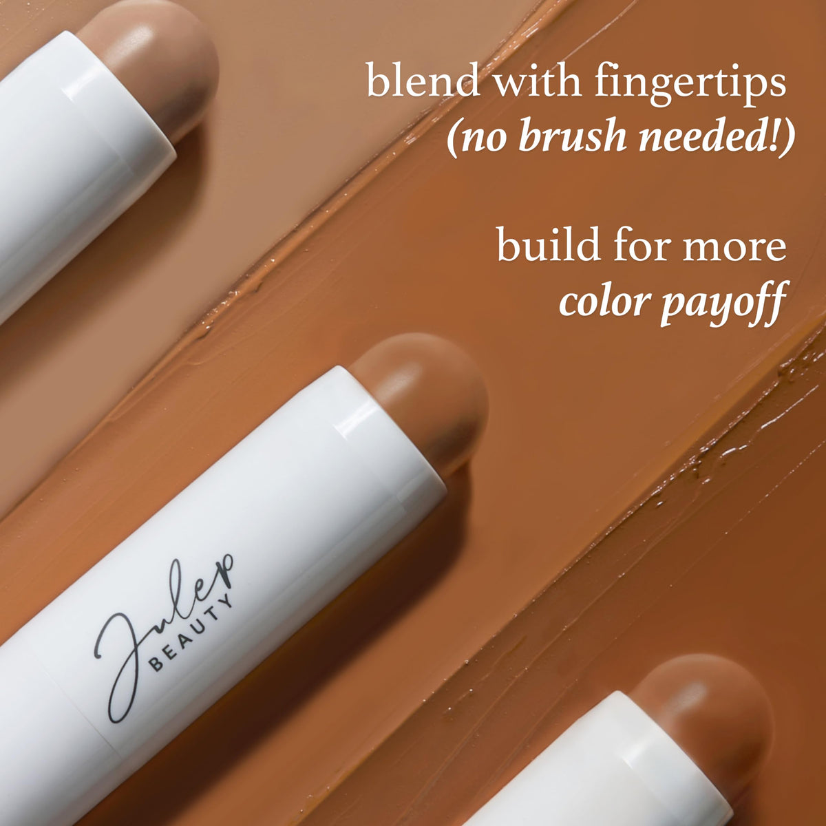 Application du stick bronzant Julep sur la peau