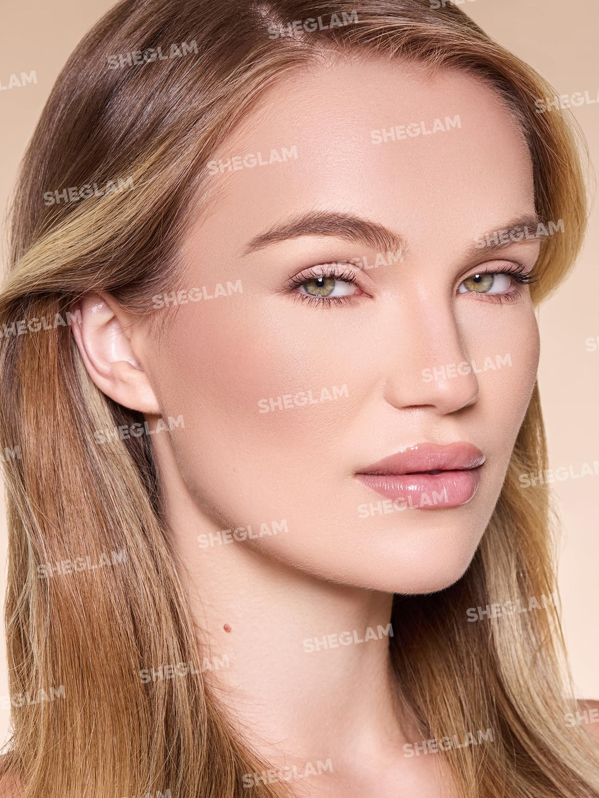 Application du Stick Contour Liquide sur le visage