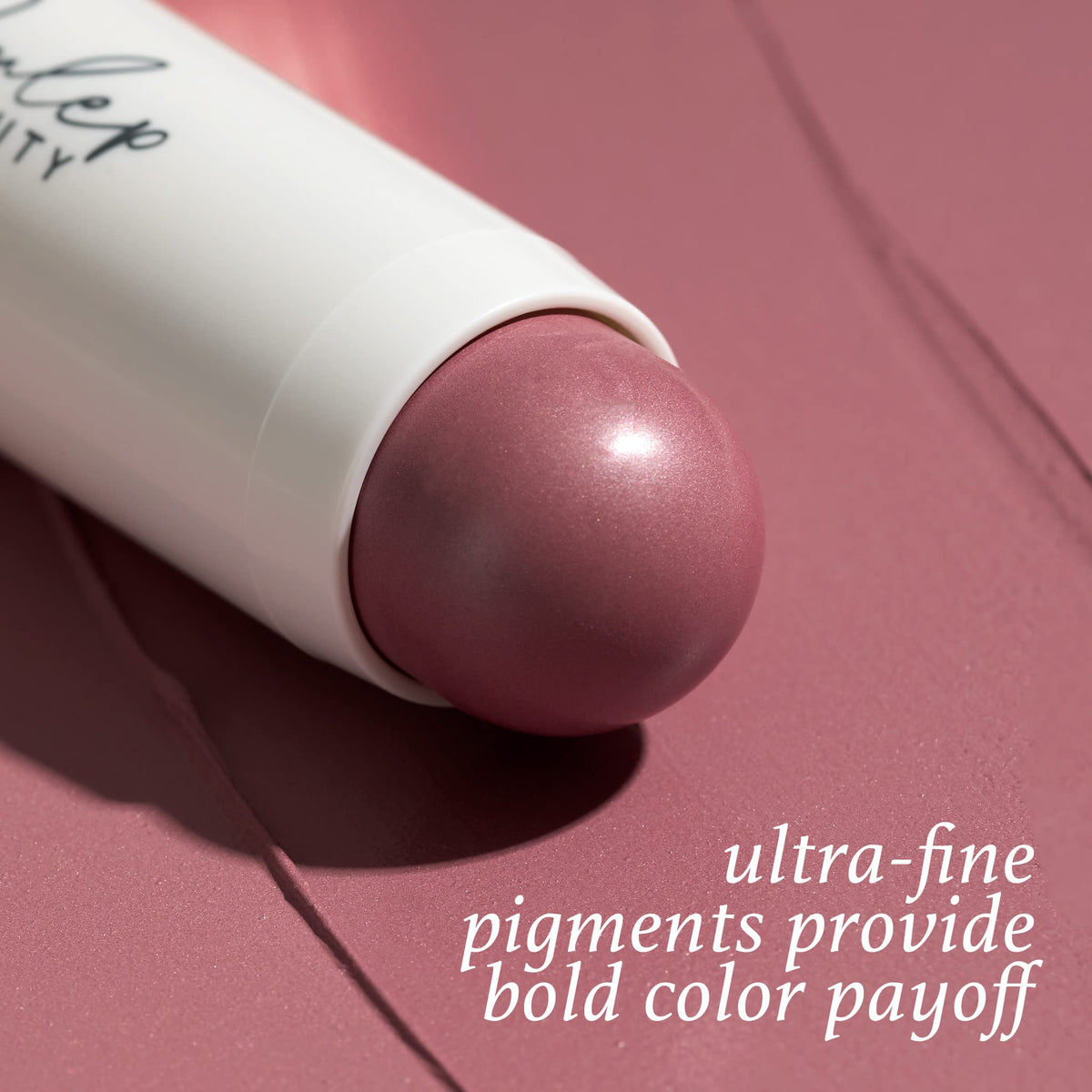 Application du stick de blush Julep sur la joue