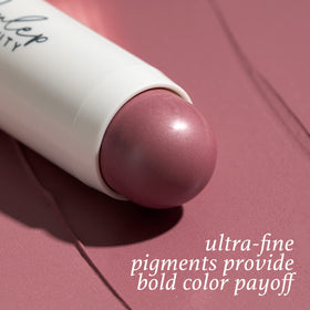 Application du stick de blush Julep sur la joue