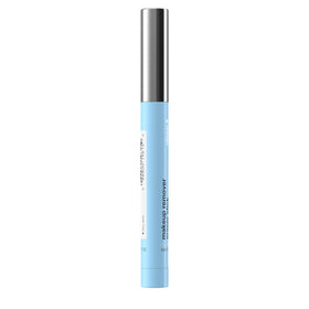 Application du stick effaceur sur le maquillage
