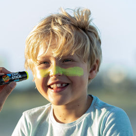 Application du stick solaire Sun Zapper sur la peau