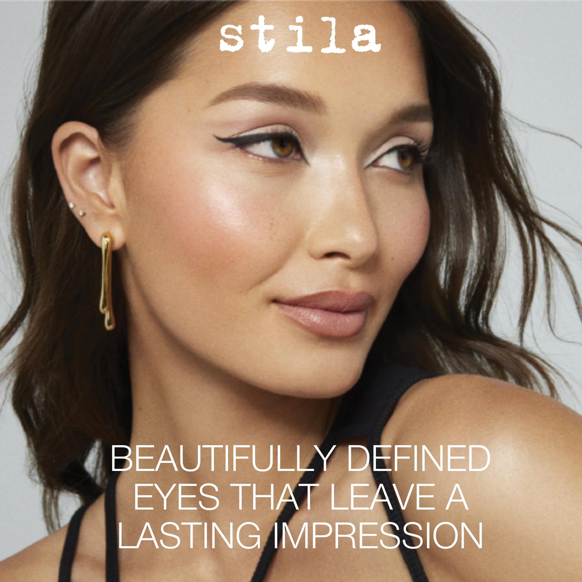 Application du Stila Eye Liner sur un œil
