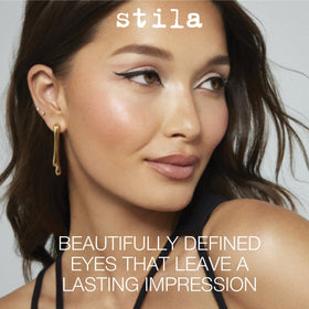 Application du Stila Eye Liner sur un œil