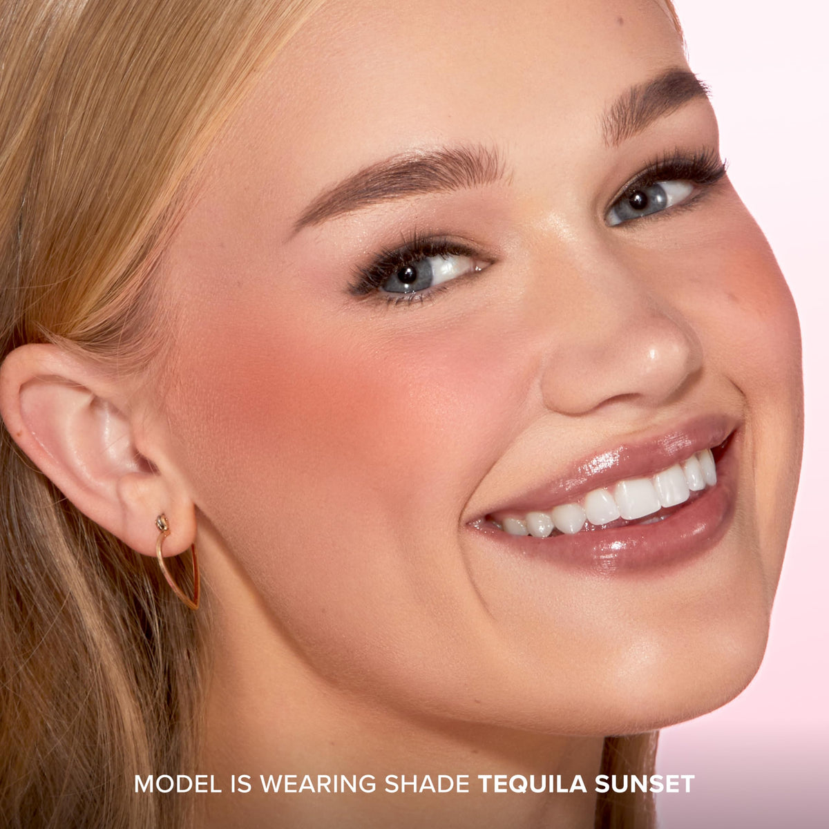 Application du Too Faced Cloud Crush Blush sur les joues