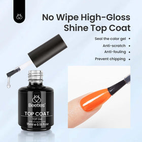 Application du top coat gel beetles sur des ongles avec paillettes