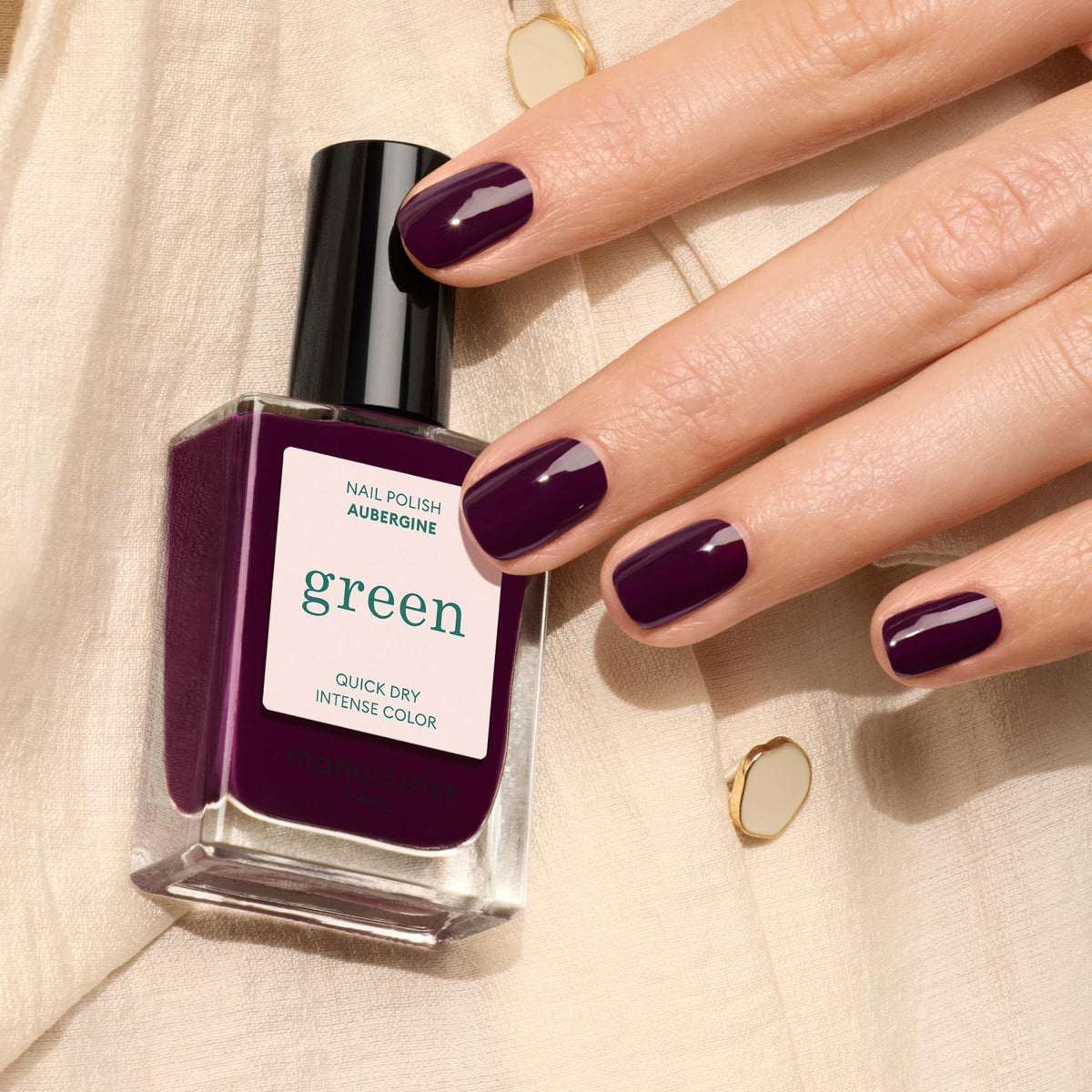 Application du Vernis à Ongles Aubergine sur des ongles