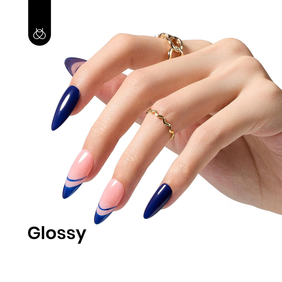 Application du vernis à ongles bleu nuit beetles