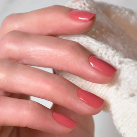 Application du Vernis à Ongles Bois de Rose sur les ongles